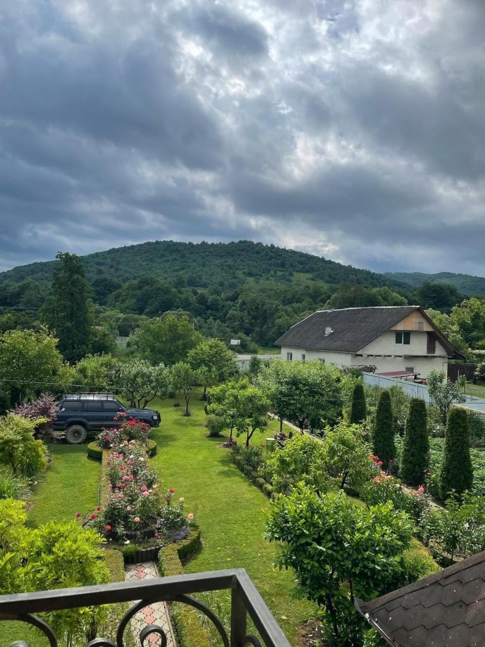 Квітковий Двір Golubinoye Exterior foto